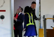 shutlivyj ritual emmanuelya i brizhit makron pered vystupleniyami-politgolos-ru-174827039000-0