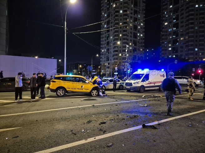 В районе Братеево на юге Москвы столкнулось несколько автомобилей: фото ДТП | Источник: Агентство «Москва» / T.me