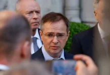 vladimir medinskij i zelenskij obsuzhdayut kak rossiya pereigrala kiev-politgolos-ru-174741232400-0