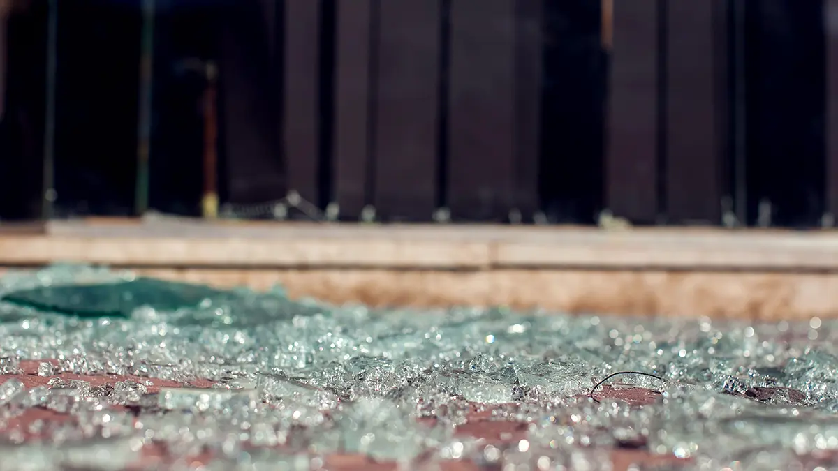 Shot: Две накрытых брезентом машины увезли с места взрыва во Владивостоке