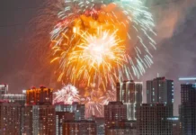 Яркие фейерверки и новогодняя пиротехника сохраняют традиции и безопасность в регионах России yarkie fejerverki i novogodnyaya pirotehnika sohranyayut tradiczii i bezopasnost v regionah rossii-politgolos-ru-174816626400-0