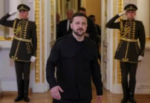 Зеленский требует участия Трампа и Путина на переговорах в Турции zelenskij trebuet uchastiya trampa i putina na peregovorah v turczii-politgolos-ru-174706689500-0