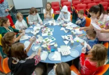 Дети Москвы написали 700 писем героям СВО по инициативе Стружака deti moskvy napisali 700 pisem geroyam svo po inicziative struzhaka-politgolos-ru-174880184500-0