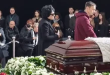 Лолита почтит память Бориса Моисеева, принесет голубой венок lolita pochtit pamyat borisa moiseeva prineset goluboj venok-politgolos-ru-0