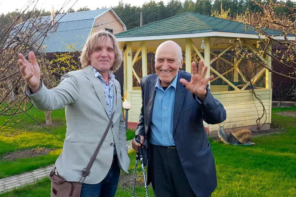 На своей даче Николай Дроздов с товарищем, художником Константином Мирошником. Фото: личный архив Константина Мирошника.