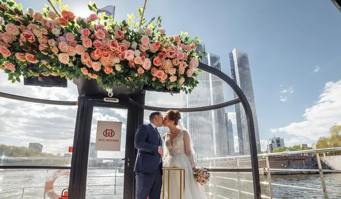 Загсы Москвы проведут выездную регистрацию брака во время круиза по Москве-реке