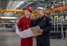 Алексей Цветков обучает молодежь мастерству на Первоуральском новотрубном заводе aleksej czvetkov obuchaet molodezh masterstvu na pervouralskom novotrubnom zavode-politgolos-ru-0