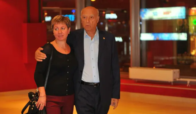 Воняет страшно: как 57-летняя несчастная вдова Этуша маскирует стойкий запах мочи