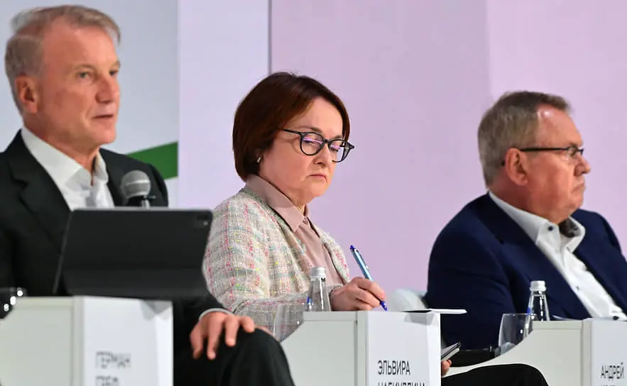 Глава ЦБ Эльвира Набиуллина зафиксировала опасениябанкиров (слева — председатель правления Сбербанка ГерманГреф, справа — председатель правления ВТБ Андрей Костин), норазделила их лишь отчасти