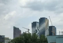 konstantin lamin ilya frolov i rustam azizov analiziruyut rynok zhilya moskvy-politgolos-ru-0