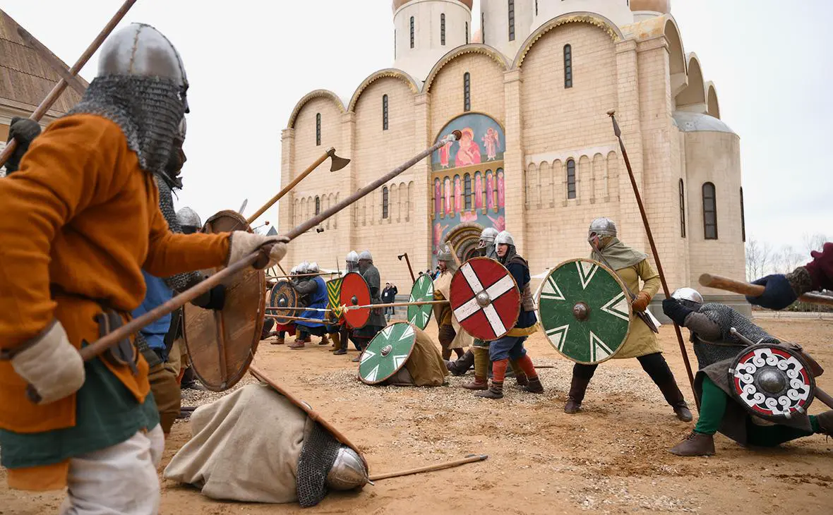 Историческая реконструкция Рыцарского турнира в Новгороде в кинопарке Москино , март 2025 года (Григорий Сысоев / РИА Новости)