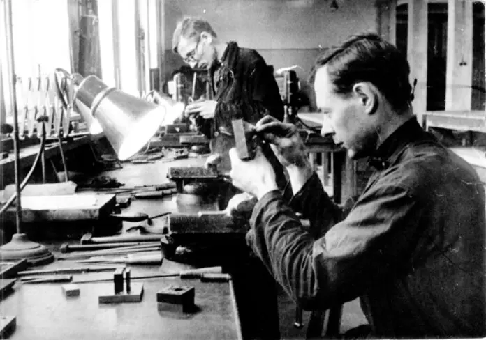 УЭМЗ в Свердловске, основанный в годы Великой Отечественной войны-0