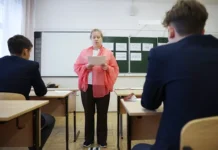 Борис Чернышов предлагает защитить учителей от вмешательства в частную жизнь boris chernyshov predlagaet zashhitit uchitelej ot vmeshatelstva v chastnuyu zhizn-politgolos-ru-0