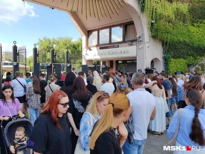 Толпы желающих выстроились в очереди в Московский зоопарк | Источник: Михаил Мечев / MSK1.RU