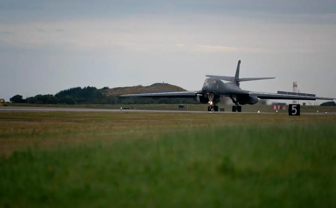 Самолет B-1B Lancer ВВС США приземляется на авиабазе Эрланд, Норвегия, 9 августа 2025 года (Tambri Cason / U.S. Air Force / Allied Air Command)