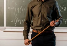 В Ньюмаркете педагог был отстранён за нарушение этики и защиту учащихся v nyumarkete pedagog byl otstranyon za narushenie etiki i zashhitu uchashhihsya-politgolos-ru-0