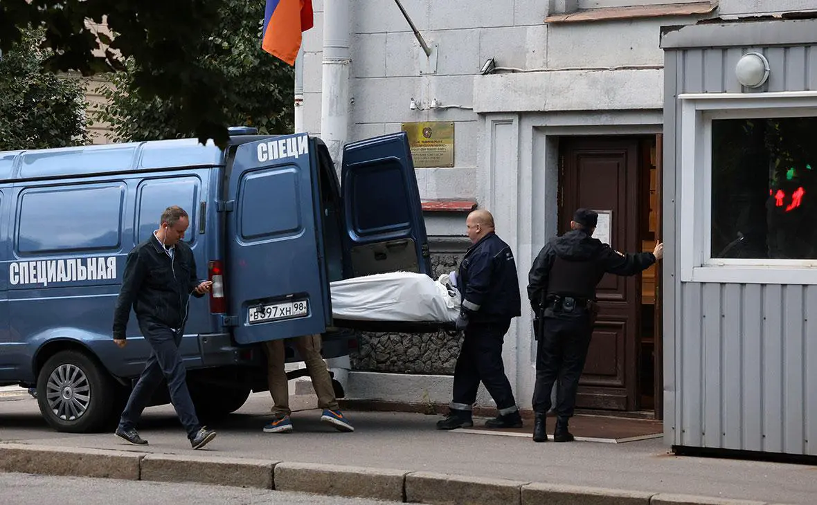 Тело экс-чиновника Бориса Авакяна выносят из здания консульства Армении в Санкт-Петербурге, 24 сентября 2025 года (Артем Пряхин / РИА Новости)