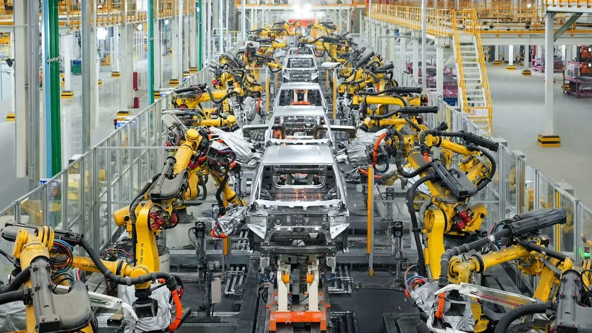 Электромобили от BYD и Tesla демонстрируют инновационное развитие в Китае-0
