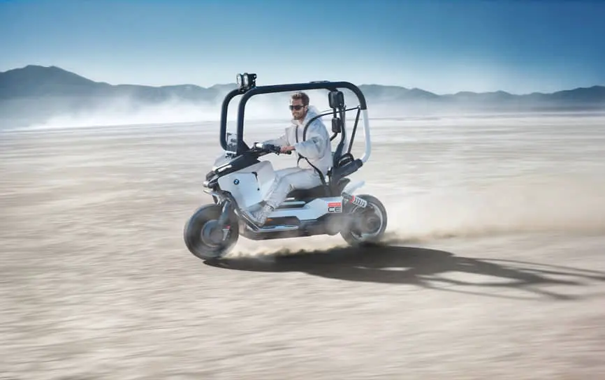 Электроскутер BMW Vision CE сочетает баланс и комфорт будущего-0