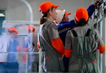 Анатолий Гарбузов рассказывает о подготовке кадров на инновационном оборудовании в КМЗ и Профессиях будущего anatolij garbuzov rasskazyvaet o podgotovke kadrov na innovaczionnom oborudovanii v kmz i professiyah budushhego-politgolos-ru-0