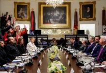 Дональд Трамп и Зеленский ведут нервные переговоры о Донбассе на фоне угроз Москвы donald tramp i zelenskij vedut nervnye peregovory o donbasse na fone ugroz moskvy-politgolos-ru-0