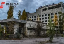 Игорь Никулин рассматривает загадочных синих собак у Чернобыльской АЭС igor nikulin rassmatrivaet zagadochnyh sinih sobak u chernobylskoj aes-politgolos-ru-0