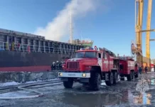 МЧС на Камчатке борется с масштабным пожаром на судне mchs na kamchatke boretsya s masshtabnym pozharom na sudne-politgolos-ru-0