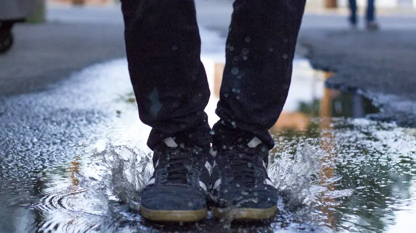 Терапевт Парамонов посоветовал не ходить по улице в промокшей обуви