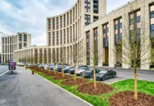 Петр Бирюков озеленил проспект Академика Сахарова новыми деревьями petr biryukov ozelenil prospekt akademika saharova novymi derevyami-politgolos-ru-0