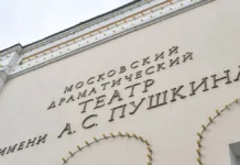 sergej sobyanin pozdravil teatr imeni as pushkina i nikitu mihalkova s yubileyami-politgolos-ru-0