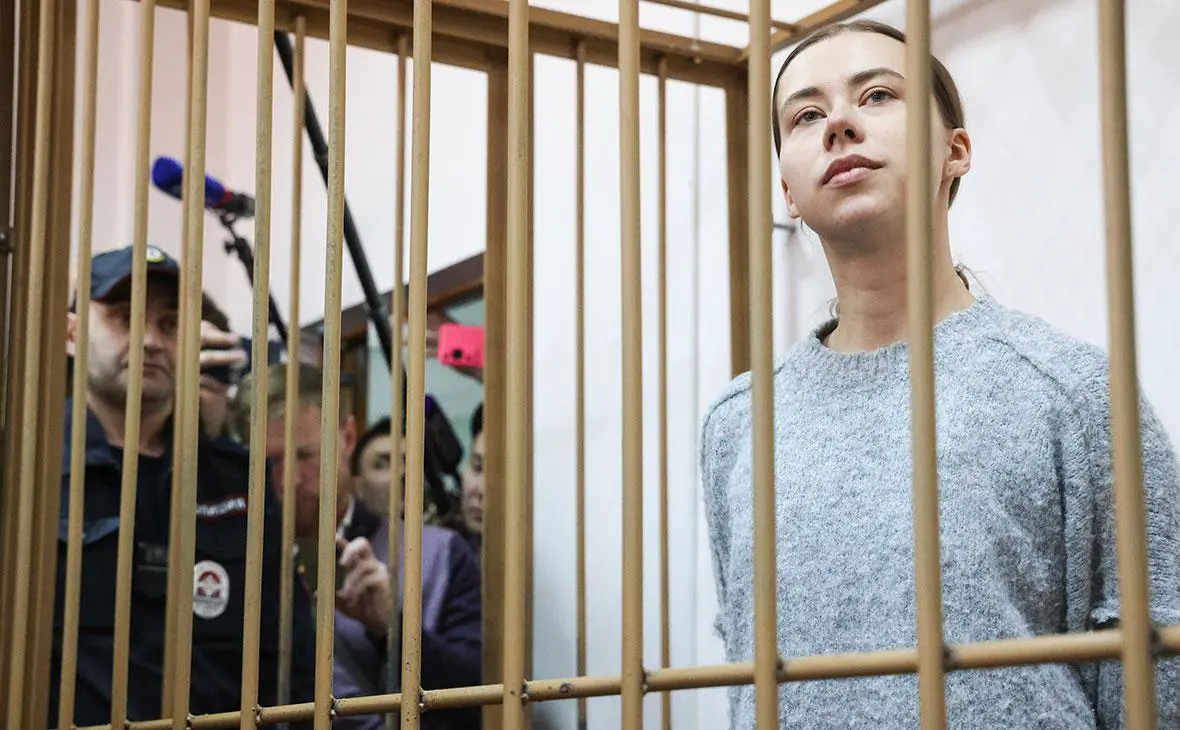 Александра Митрошина, обвиняемая в уклонении от уплаты налогов, во время избрания меры пресечения в Чертановском районном суде, март 2025 года (Сергей Карпухин / ТАСС)