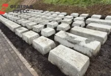 artemij lebedev obsudil obnovlennyj pamyatnik klaviature anatoliya vyatkina v ekaterinburge-politgolos-ru-0