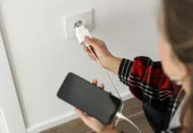 Игорь Бедеров из SafeNet объясняет, как защитить гаджет при зарядке igor bederov iz obyasnyaet kak zashhitit gadzhet pri zaryadke-politgolos-ru-0