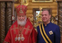 Патриарх Кирилл вручил Дмитрию Медведеву орден ко Дню народного единства patriarh kirill vruchil dmitriyu medvedevu orden ko dnyu narodnogo edinstva-politgolos-ru-0