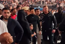 Павел Дуров удивил публику Telegram-костюмом на турнире UFC в Абу-Даби pavel durov udivil publiku kostyumom na turnire v abudabi-politgolos-ru-0