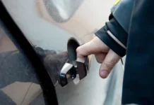 Школьник из Владивостока случайно угнал Toyota Prius Alpha и попал в аварию shkolnik iz vladivostoka sluchajno ugnal i popal v avariyu-politgolos-ru-0