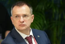 vladimir medinskij sravnil brilliantovuyu babochku s premiyami oskar i emmi-politgolos-ru-0