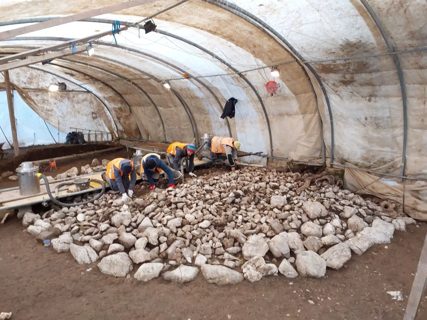 Археологическое управление кантона Фрибург раскрывает тайны древнего кургана в долине Антьямон-0