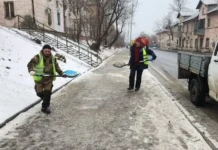Дорожные службы Владивостока успешно борются с гололёдом и используют Бионорд dorozhnye sluzhby vladivostoka uspeshno boryutsya s gololyodom i ispolzuyut bionord-politgolos-ru-0