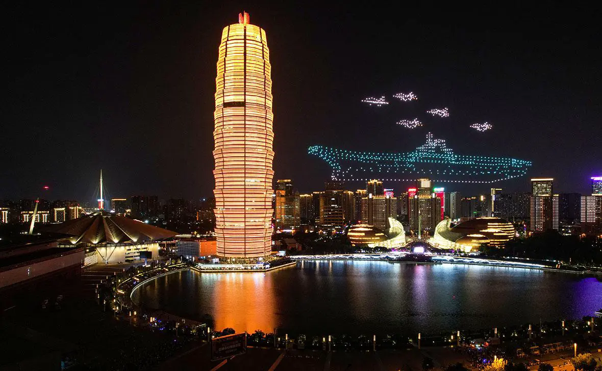 Шоу дронов в честь Дня армии Китая (Ma Jian / VCG / ТАСС)