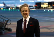 Джефф Лэндри назначен спецпосланником по Гренландии по мнению Трампа и Расмуссена dzheff lendri naznachen speczposlannikom po grenlandii po mneniyu trampa i rasmussena-politgolos-ru-0