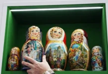 Китайские туристы выбирают матрешки, икру и водку среди сувениров Москвы kitajskie turisty vybirayut matreshki ikru i vodku sredi suvenirov moskvy-politgolos-ru-0