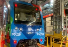 Празднование 65-летия РУДН оформилось ярким поездом на Сокольнической ветке prazdnovanie 65letiya rudn oformilos yarkim poezdom na sokolnicheskoj vetke-politgolos-ru-0