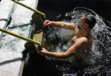 Алексей Дударев и Юрий Брабечан делятся советами по безопасному купанию в проруби aleksej dudarev i yurij brabechan delyatsya sovetami po bezopasnomu kupaniyu v prorubi-politgolos-ru-0