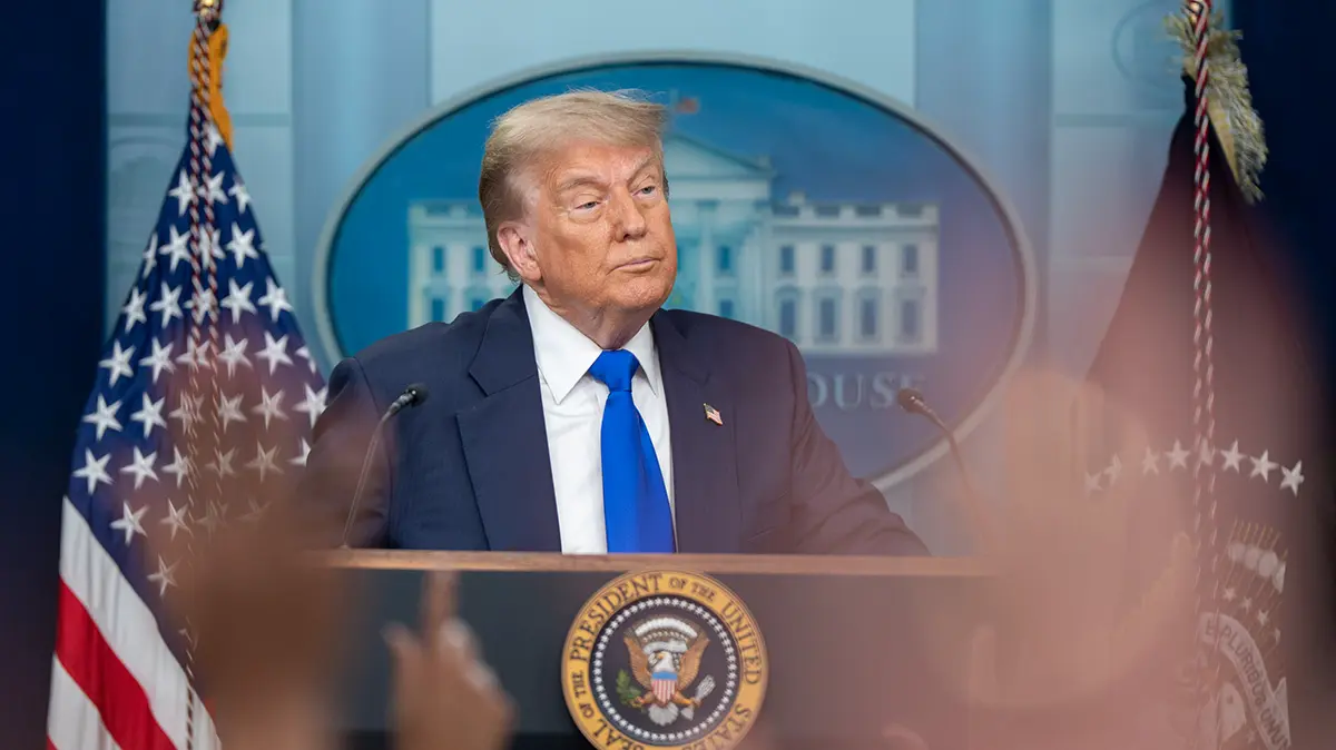WSJ: Трамп скрывает физические признаки старения и синяки гримом
