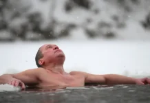 Элина Санторо и Владимир Болибок дают советы по крещенским купаниям elina santoro i vladimir bolibok dayut sovety po kreshhenskim kupaniyam-politgolos-ru-0