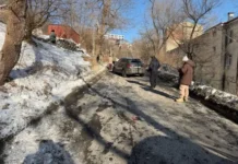 ГИБДД расследует столкновение Nissan March и Audi Q3 во Владивостоке gibdd rassleduet stolknovenie i 3 vo vladivostoke-politgolos-ru-0