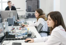 Новые курсы Технограда на ВДНХ открывают перспективы для москвичей, считает Наталья Сергунина novye kursy tehnograda na vdnh otkryvayut perspektivy dlya moskvichej schitaet natalya sergunina-politgolos-ru-0