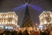 В Нижнем Тагиле Дед Мороз и Снегурочка создают волшебство ледяных городков v nizhnem tagile ded moroz i snegurochka sozdayut volshebstvo ledyanyh gorodkov-politgolos-ru-0