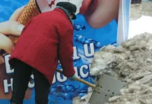 Владимирские пенсионерки вдохновили город примером уборки снега vladimirskie pensionerki vdohnovili gorod primerom uborki snega-politgolos-ru-0